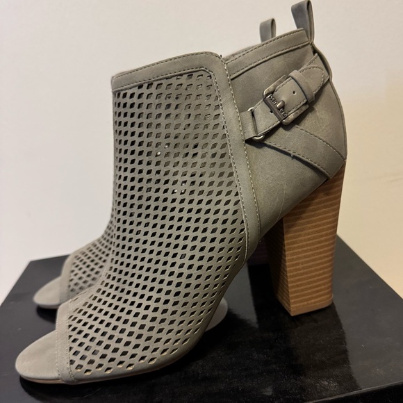 Guess peep toe booties - Picture 2 of 5